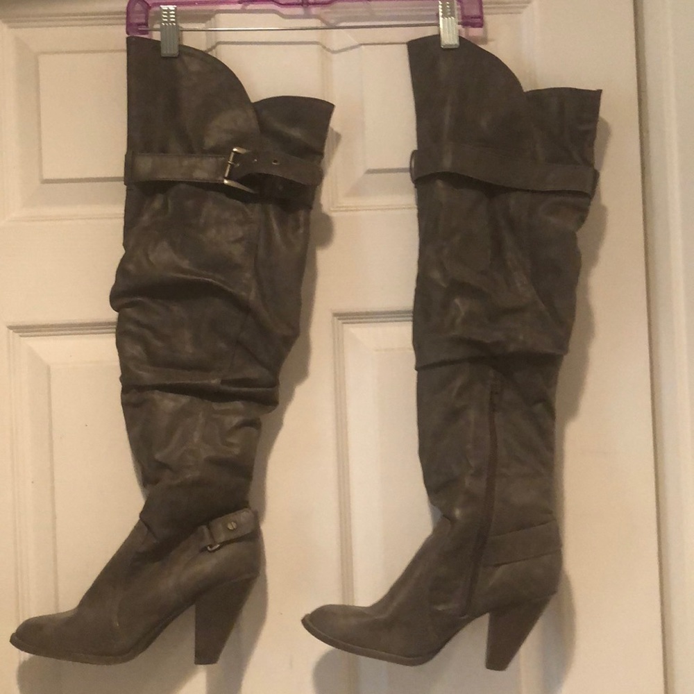 Elle boots wore one time , to big